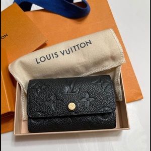 ❤️SOLD❤️$220 LOUIS VUITTON
Empreinte Multicles 6 Key Holder Black